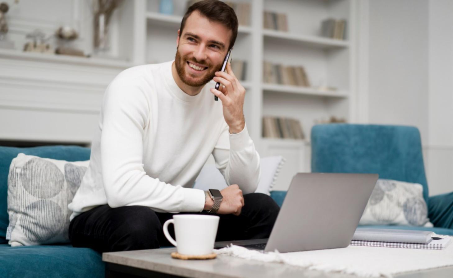Étudiants travaillant sur une analyse financière en équipe