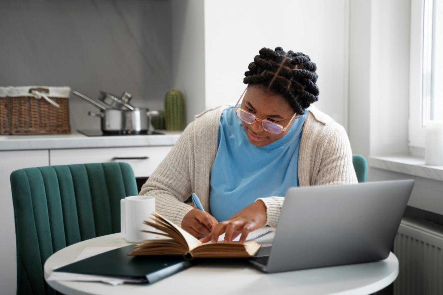 Salle de formation moderne avec équipements technologiques